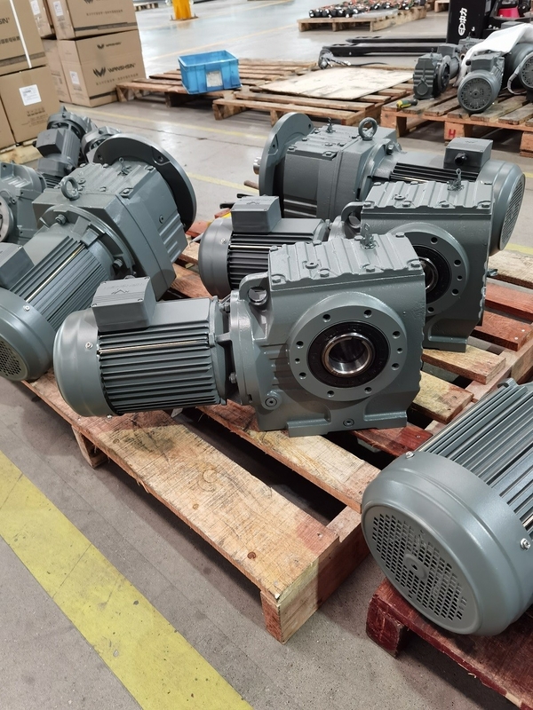 K Series Bánh răng côn xoắn ốc Hộp giảm tốc góc phải Động cơ điện Trục rỗng